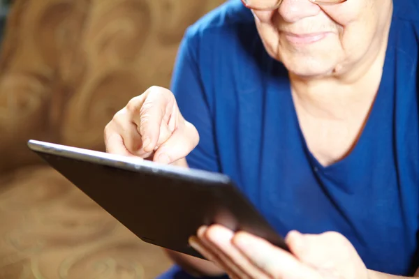 Пожилая женщина с планшетным компьютером — стоковое фото