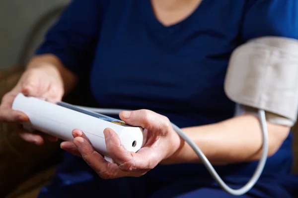 Blood pressure measuring. — Stock Photo, Image