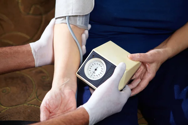 Blood pressure measuring. — Stock Photo, Image