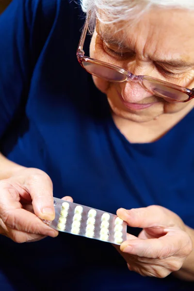 Mujer mayor con pastillas —  Fotos de Stock