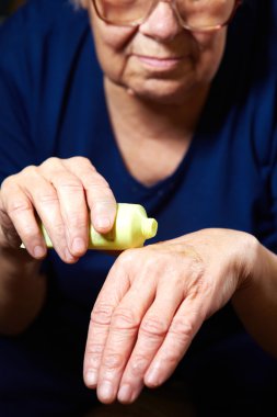 Anti-Aging eller için krem