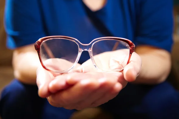 Gözlük ile yaşlı kadın el