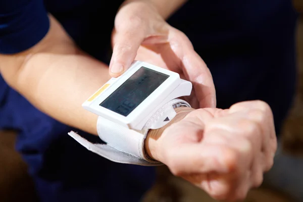 Blood pressure measuring. — Stock Photo, Image