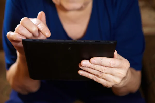 Mulher idosa com computador tablet — Fotografia de Stock