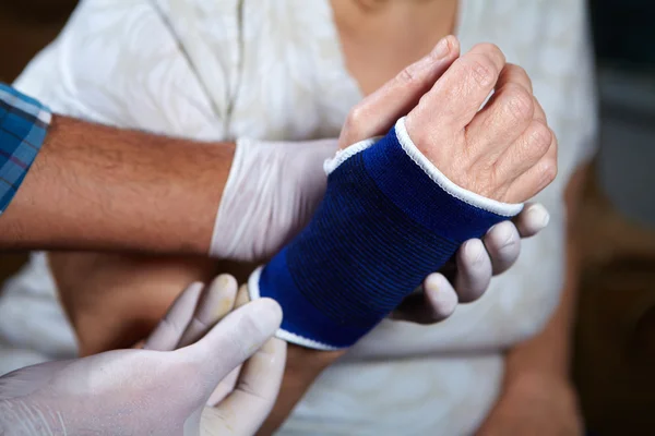 Dłoń pacjenta z bandażem — Zdjęcie stockowe