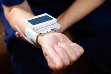 Kan basıncı ölçülüyor..