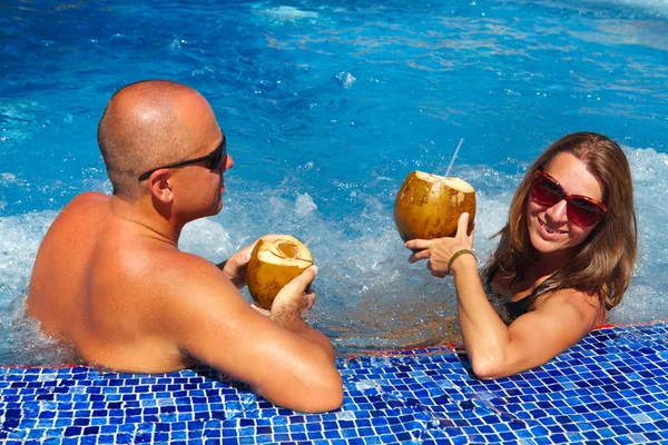 Pareja en jacuzzi — Foto de Stock