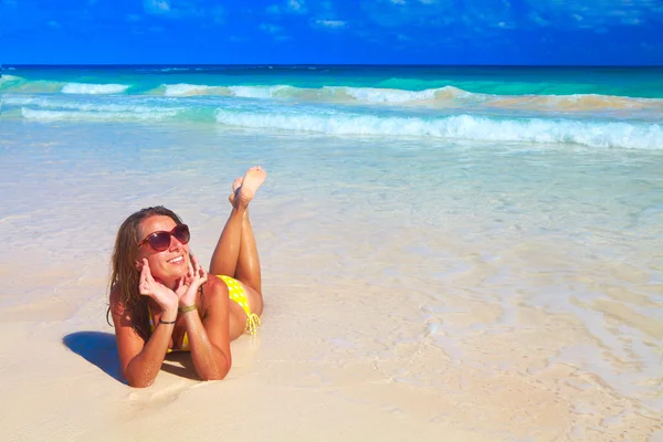 Kobieta w bikini na plaży. — Zdjęcie stockowe