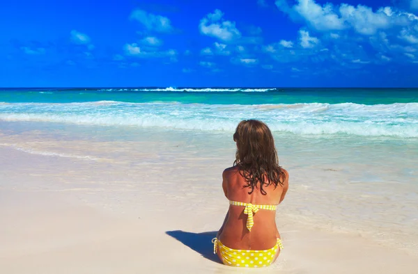 Frau am Strand — Stockfoto