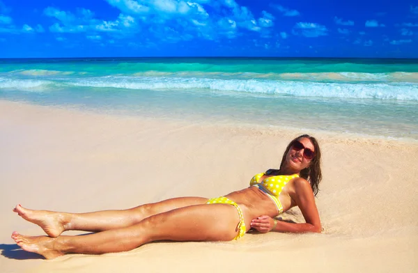 Kvinna i bikini på stranden. — Stockfoto