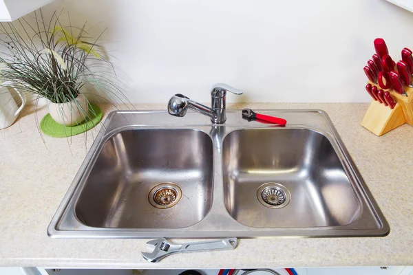 Mutfak musluk suyu ve lavabo. — Stok fotoğraf