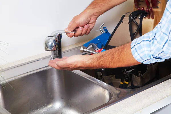 Plumber on the kitchen. — Stock Photo, Image