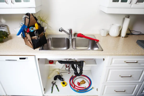 Sanitair tools op de keuken. — Stockfoto