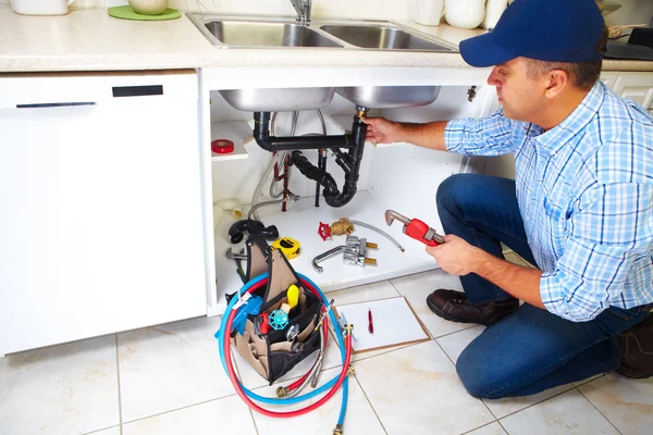 Plumber on the kitchen. — Stock Photo, Image