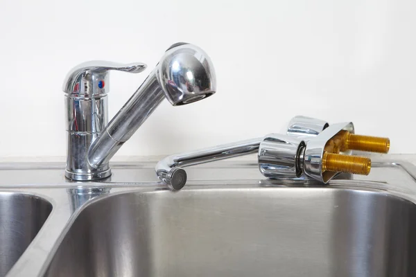 Wasserhahn und Spüle in der Küche. — Stockfoto