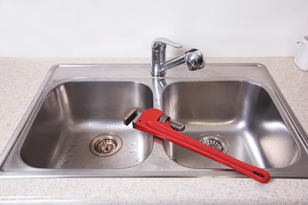 Wasserhahn und Spüle in der Küche. — Stockfoto