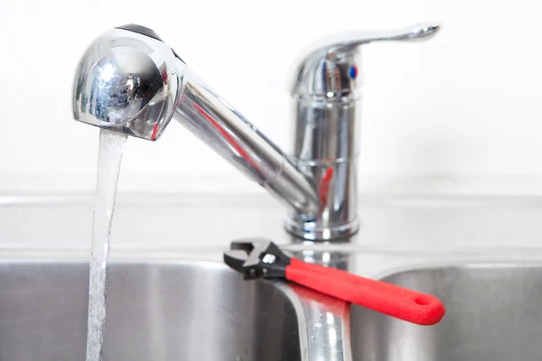 Wasserhahn und Spüle in der Küche. — Stockfoto