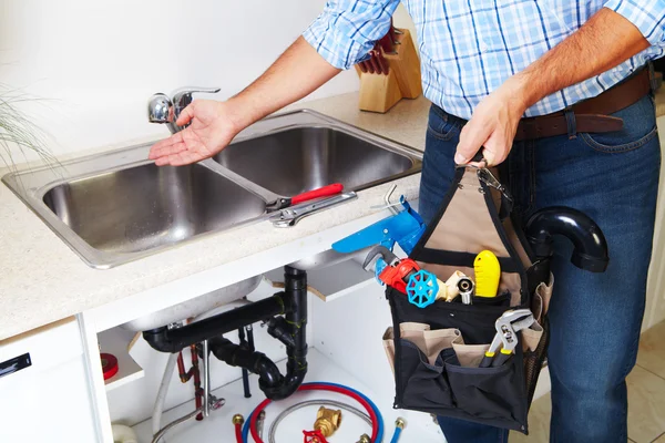 Plumber on the kitchen. — Stock Photo, Image