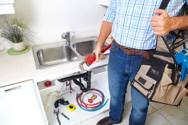 Encanador na cozinha . — Fotografia de Stock