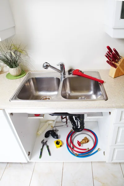 Keuken waterkraan en wastafel. — Stockfoto