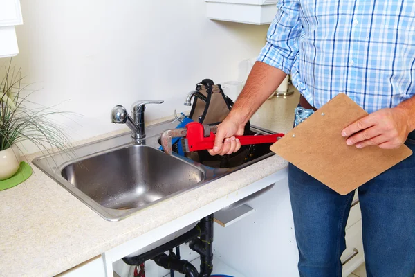 Plumber on the kitchen. — Stock Photo, Image