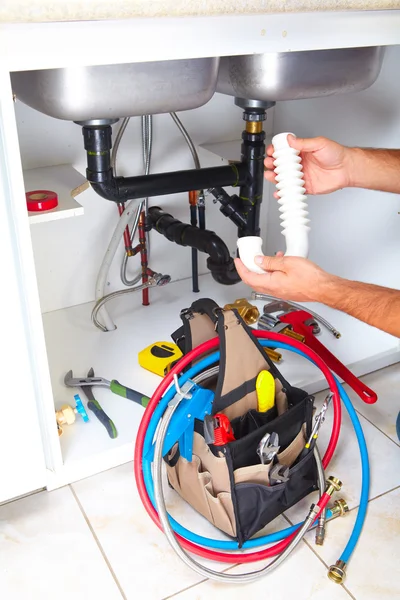 Plumber on the kitchen. — Stock Photo, Image