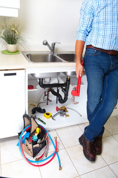 Loodgieter op de keuken. — Stockfoto