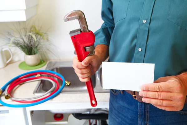 Rörmokare på köket. — Stockfoto