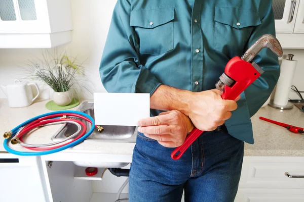 Loodgieter op de keuken. — Stockfoto