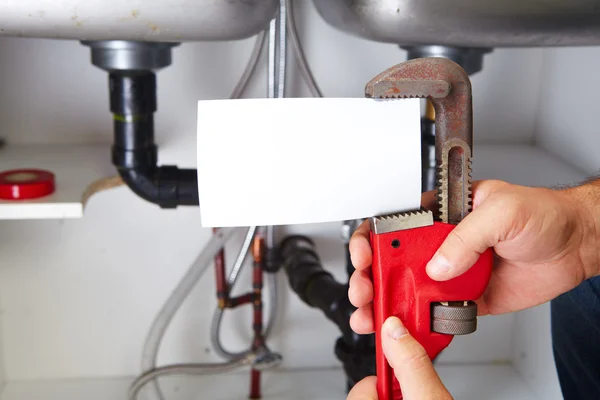 Plumber on the kitchen. — Stock Photo, Image