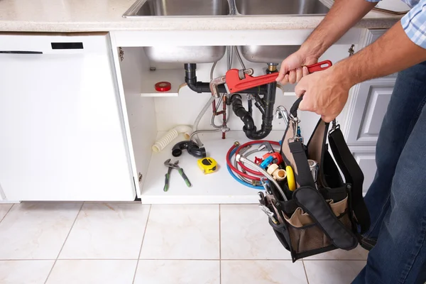 Encanador na cozinha . — Fotografia de Stock