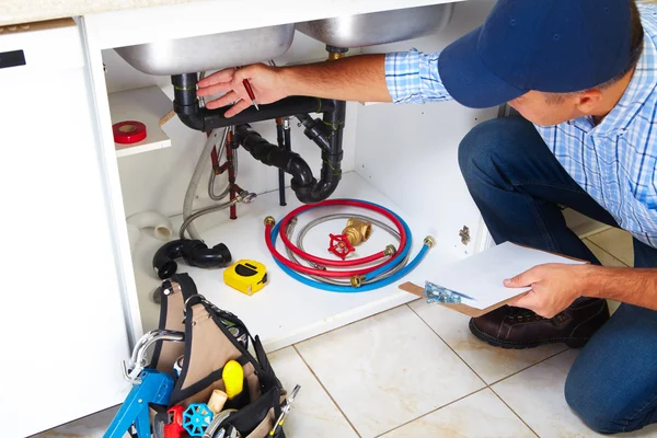 Encanador na cozinha . — Fotografia de Stock