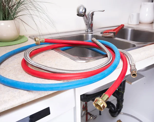 Keuken waterkraan en wastafel. — Stockfoto