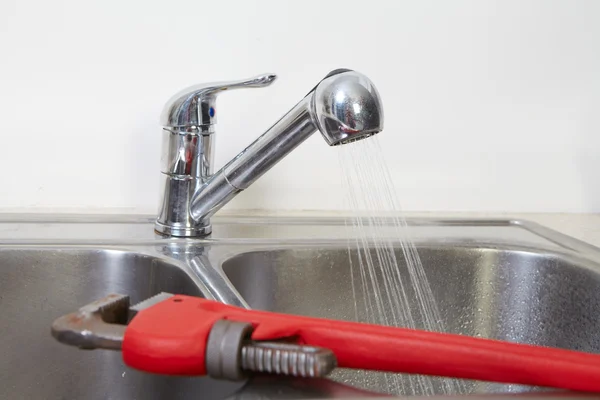 Wasserhahn und Spüle in der Küche. — Stockfoto