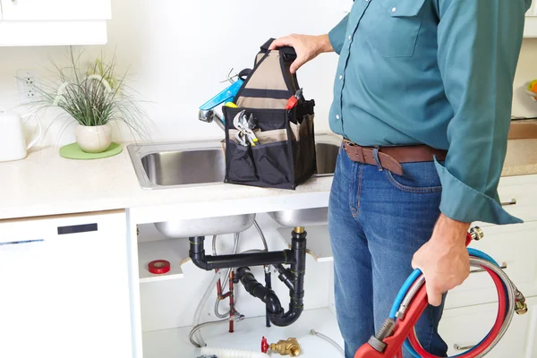 Loodgieter op de keuken. — Stockfoto