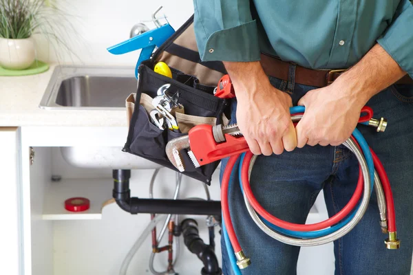 Loodgieter op de keuken. — Stockfoto