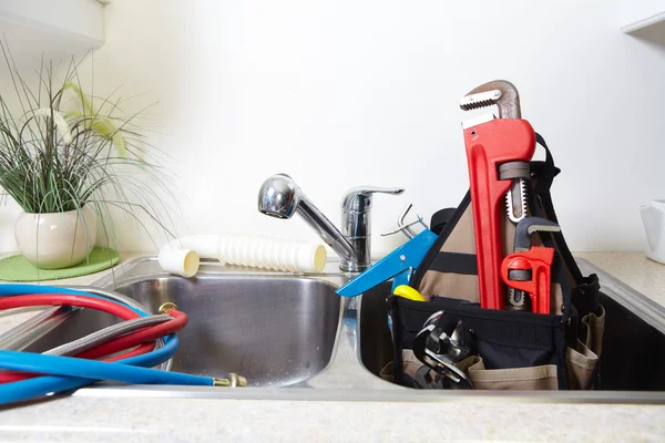 Keuken waterkraan en wastafel. — Stockfoto