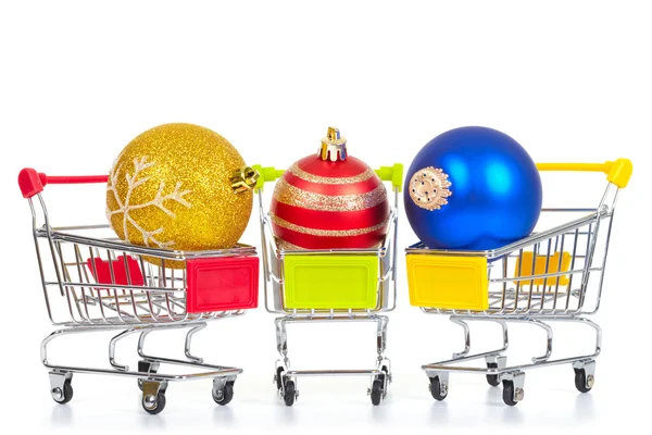 Vánoční hračky v nákupní košík — Stock fotografie
