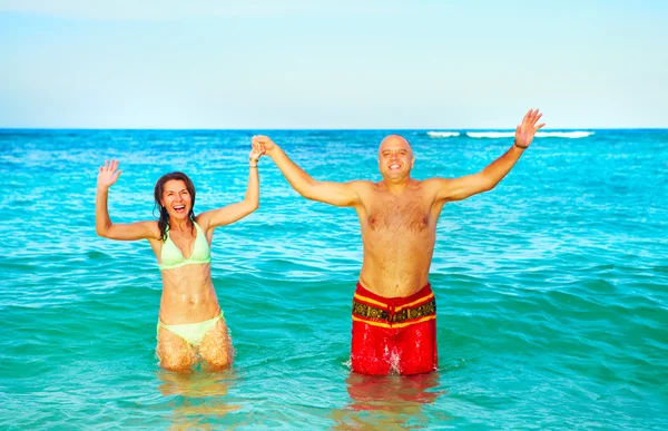 Happy couple in sea — Stock Photo, Image