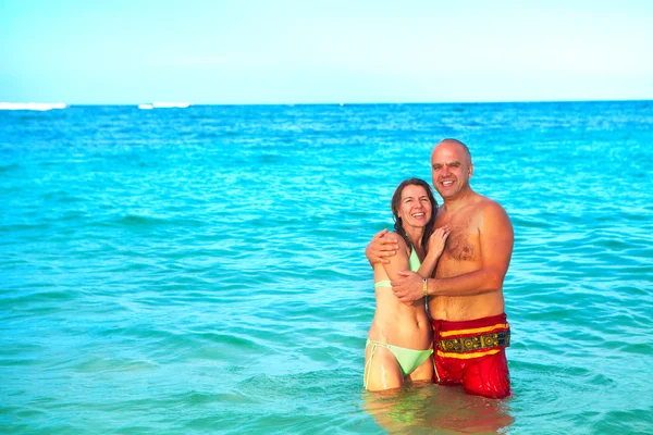 Happy couple in sea — Stock Photo, Image