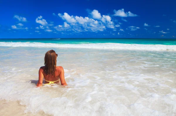 Frau am Strand — Stockfoto