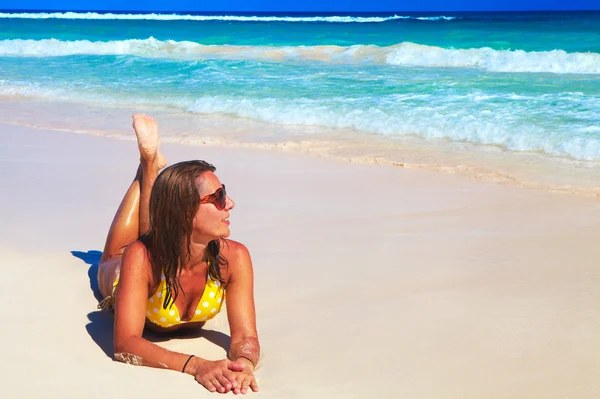 Kobieta w bikini na plaży. — Zdjęcie stockowe