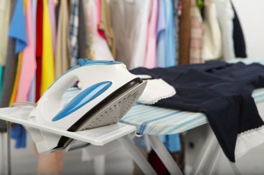 Elektrik demir ve gömlek