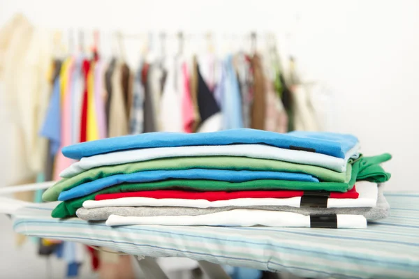 Strijkijzer en shirt — Stockfoto