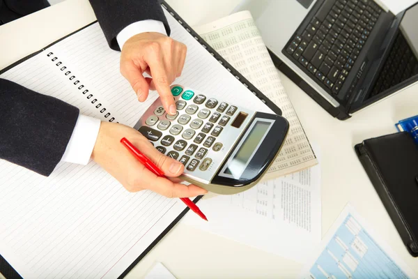 Geschäftsfrau arbeitet mit Taschenrechner — Stockfoto