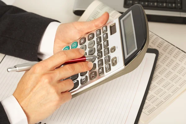 Femme d'affaires travaillant avec calculatrice — Photo