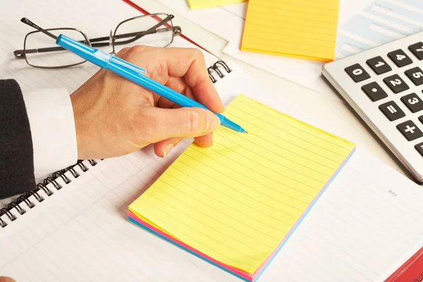 Zakenvrouw die met documenten werkt — Stockfoto