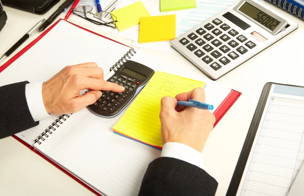 Mulher de negócios que trabalha com calculadora — Fotografia de Stock