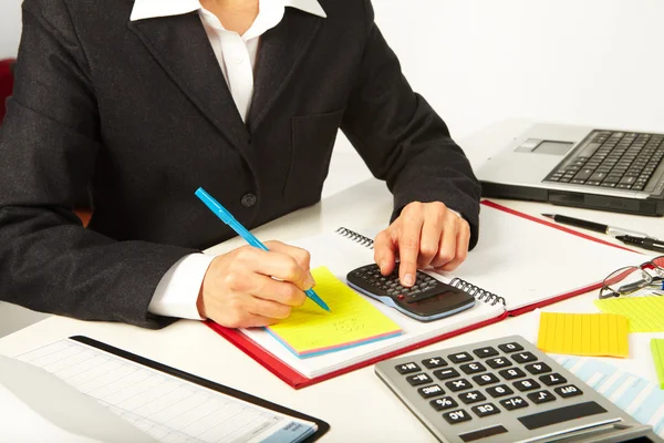 Mujer de negocios trabajando con calculadora — Foto de Stock