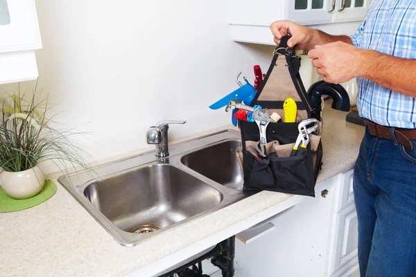 Plumber on the kitchen. — Stock Photo, Image